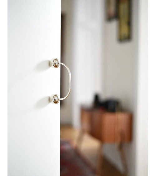 Tirador de mueble en latón 10 tirador diseño visto desde arriba inclinado instalado en un cajón