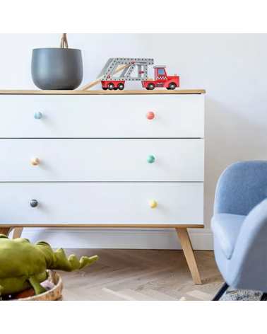 Botón de mueble en madera de haya Octopus tirador design instalado en una cómoda blanca