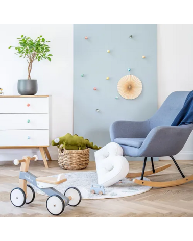Botón de mueble en madera de haya Octopus tirador design instalado en una cómoda blanca coronada por una planta en maceta