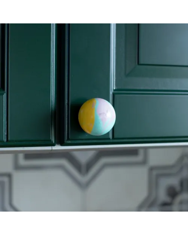 Botón de mueble de madera de haya amarillo funky, tirador de diseño en vista de cerca instalado en un mueble