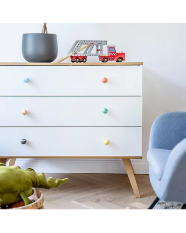 Botón de mueble de madera de haya gris azulado, tirador de diseño instalado en una cómoda blanca