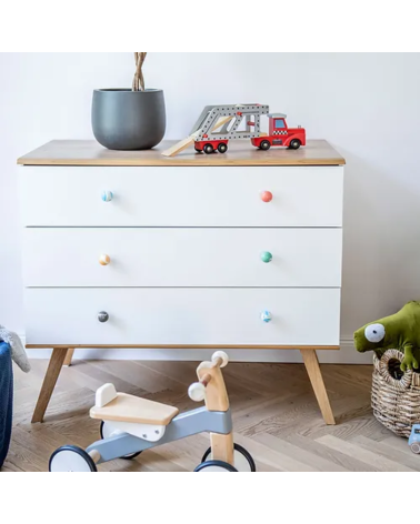 Botón de mueble de madera de haya verde intenso, tirador de diseño fijado en la fachada de un mueble
