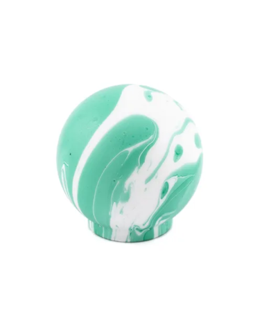 Botón de mueble de madera de haya verde intenso, tirador de diseño en primer plano sobre una superficie blanca