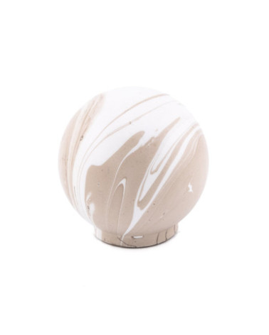 Botón de mueble de madera de haya Gris, tirador de diseño visto de frente sobre una superficie blanca
