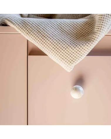 Botón de mueble de madera de haya Gris, tirador de diseño visto de frente fijado en un mueble