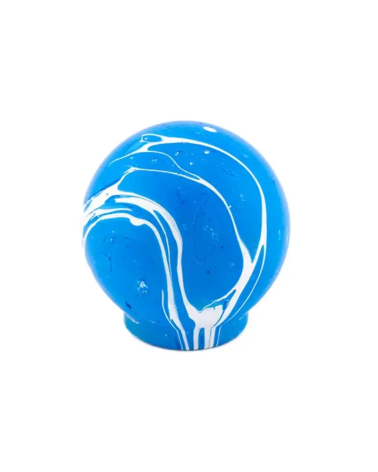 Botón de mueble de madera de haya Azul Azur, tirador de diseño visto de frente sobre una superficie blanca