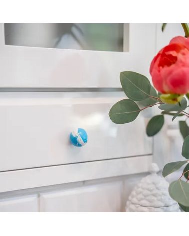 Botón de mueble de madera de haya Azul Azur, tirador de diseño fijado en un cajón con una rosa encima