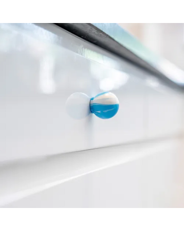 Botón de mueble de madera de haya Azul Azur, tirador de diseño visto de lado montado en un mueble