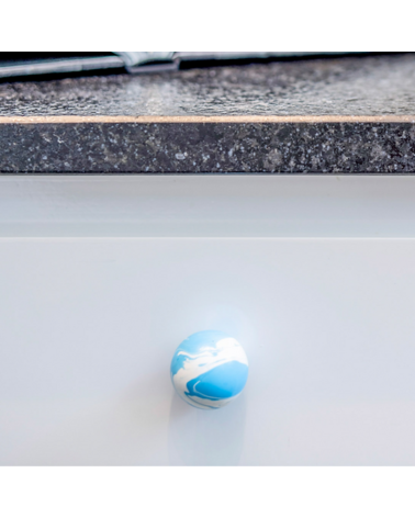 Botón de mueble de madera de haya Azul Azur, tirador de diseño visto de frente montado en un mueble