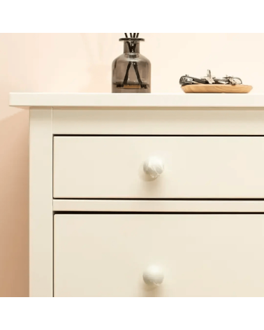 Botón de mueble de madera de haya Mistel, tirador de diseño visto de frente fijado en la fachada de una cómoda