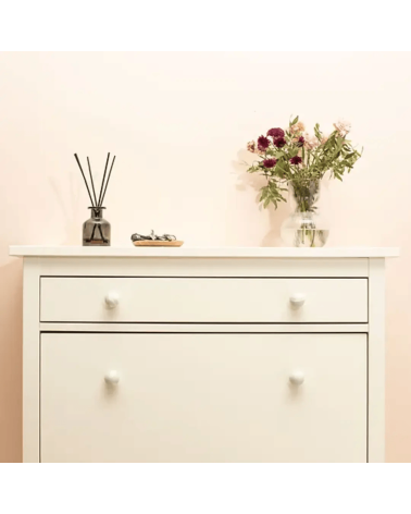 Botón de mueble de madera de haya Mistel, tirador de diseño fijado en una cómoda rosa