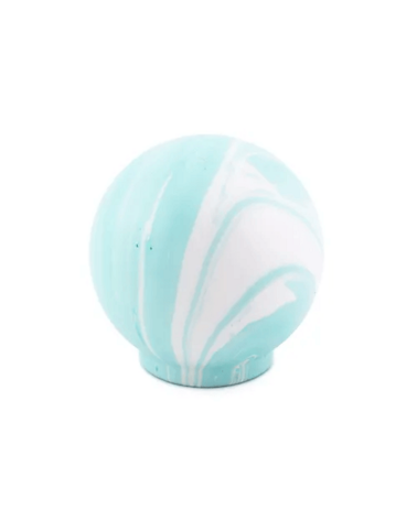 Botón de mueble de madera de haya Aqua, tirador de diseño visto de frente sobre una superficie blanca