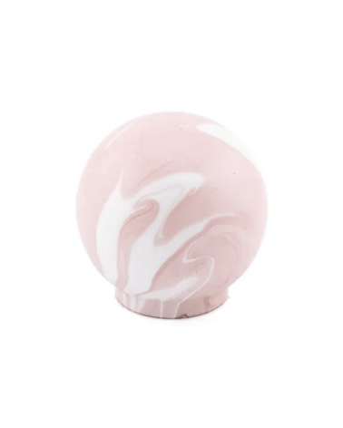 Botón de mueble de madera de haya Rosa taupe, tirador de diseño visto de frente sobre una superficie blanca