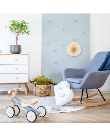 Botón de mueble de madera de haya Rosa taupe, tirador de diseño fijado en una cómoda blanca en un dormitorio