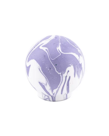 Botón de mueble de madera de haya Lavanda diseño de tirador visto de frente sobre una superficie blanca