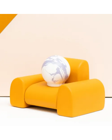 Botón de mueble de madera de haya Lavanda diseño de tirador colocado sobre un pequeño sofá