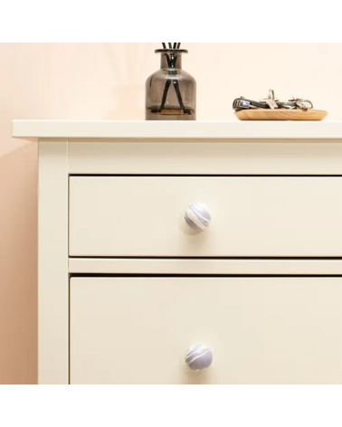 Botón de mueble de madera de haya Lavanda diseño de tirador visto de frente montado en un mueble rosa