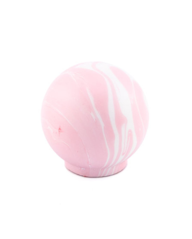 Botón de mueble de madera de haya Rosa diseño de tirador visto de frente sobre una superficie blanca