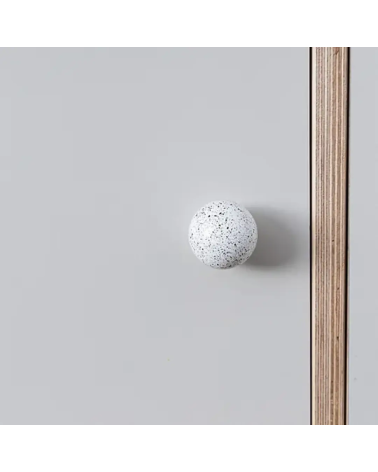 Botón de mueble de madera de haya blanco/negro Mezcla diseño de tirador visto de frente montado en un mueble