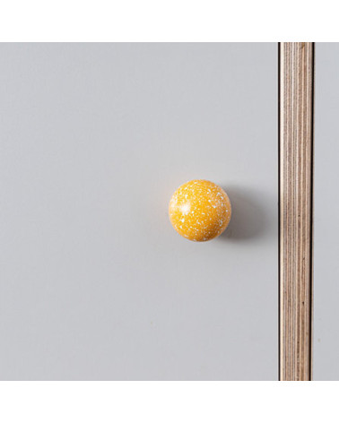 Botón de mueble de madera de haya amarillo/blanco Mezcla diseño de tirador fijado en un mueble