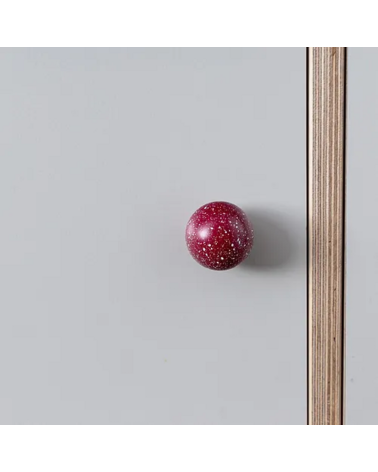 Botón de mueble de madera de haya rojo vino/blanco Mezcla diseño de tirador fijado en un mueble