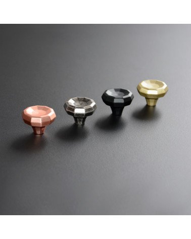 Botón de mueble CAMPANA tirador de diseño dispuestos en línea sobre una superficie clara