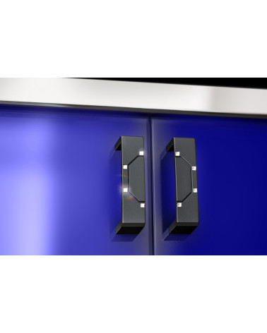 Tirador de mueble ALTARE tirador de diseño color 2 montado en la fachada de un mueble