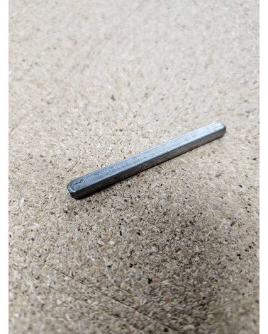 Cuadradillo de 6mm de grosor para WC sobre una mesa de madera