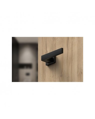 Tirador de puerta negra Focus diseño vista desde abajo montada en una puerta