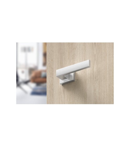 Tirador de puerta cromo satinado Focus diseño