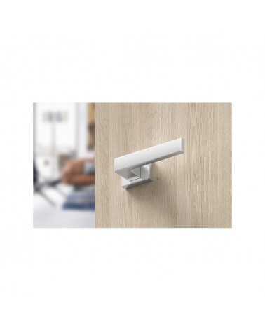 Tirador de puerta cromo satinado Focus diseño vista desde abajo montada en una puerta