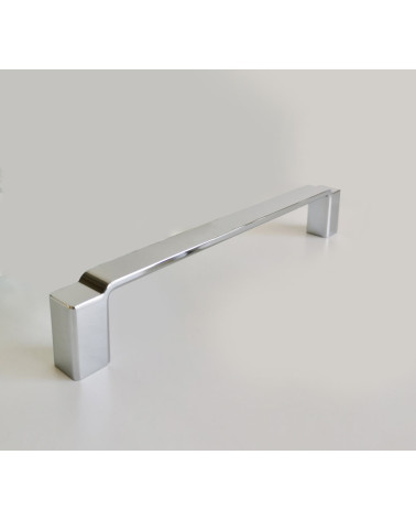 Tirador de mueble cromo pulido AMARO tirador de diseño presentado sobre un fondo gris