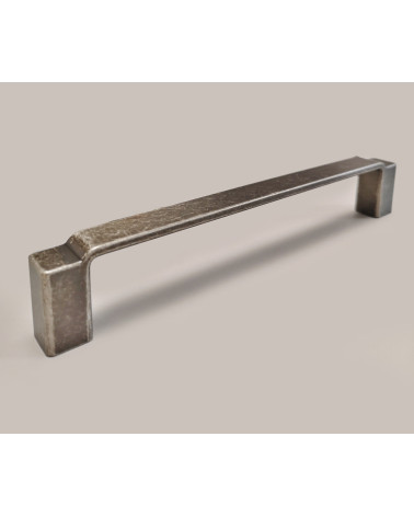 Tirador de mueble plata envejecida AMARO tirador de diseño sobre fondo gris