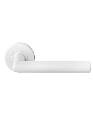 Tirador de puerta blanco sobre una roseta redonda