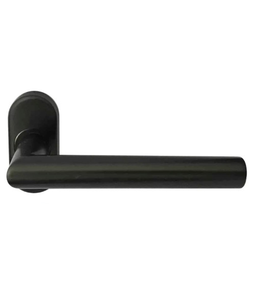 Tirador de puerta negro sobre una roseta oval para un perfil estrecho sobre un fondo blanco