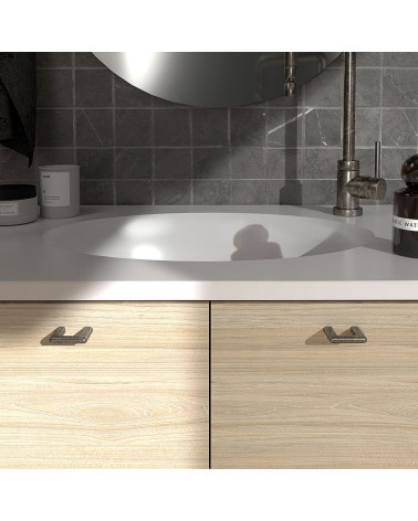 Tirador de mueble plata envejecida NOX tirador de diseño vista frontal montado en un mueble de baño