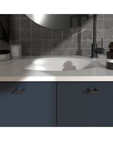 Tirador de mueble negro mate NOX tirador de diseño montado en un mueble de cuarto de baño