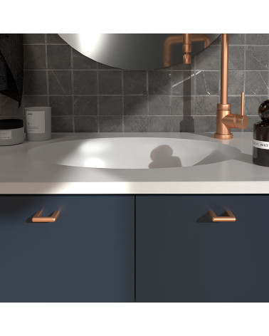 Tirador de mueble cobre NOX tirador de diseño montado en un mueble de cuarto de baño