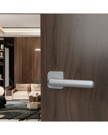 Manija de puerta NOX cromo satinado diseño montada en una puerta abierta