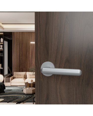 Tirador de puerta cromo satinado NOX ferretería de diseño montado en una puerta abierta