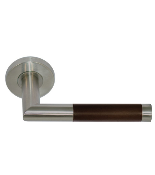 tirador de puerta aspecto madera oscura