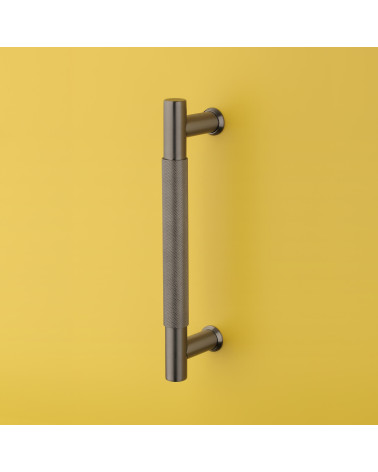 Tirador simple texturizado para puerta 1770 acabado antracita diseño de tirador montado en puerta