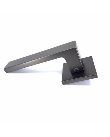 Tirador de puerta color gris antracita WARNA tirador de diseño vista de perfil