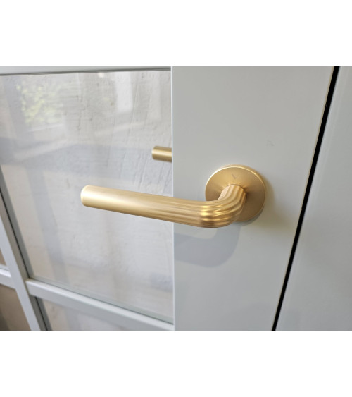 Manija de puerta oro satinado Frella manilla de diseño
