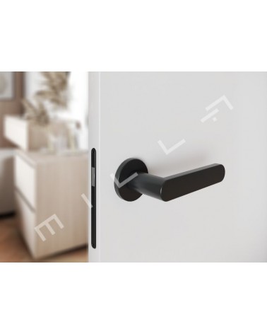 Tirador de puerta Moderna ALORA tirador de diseño montado en una puerta