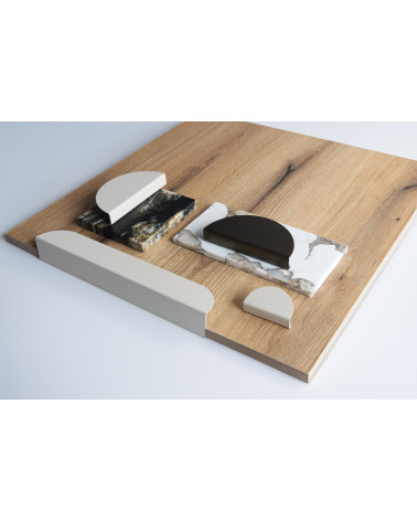 Tirador de mueble ZORIA tirador de diseño dispuesto sobre una placa de madera
