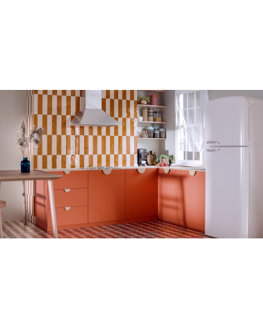 Tirador diseño cachemira ZORIA tirador diseño fijado en un mueble de cocina