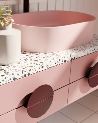 Tirador de diseño burdeos ZORIA tirador de diseño montado en un mueble de baño rosa