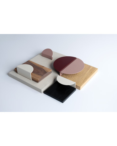 Tirador de mueble ZORIA tiradores de diseño expuestos sobre un fondo de texturas contrastadas