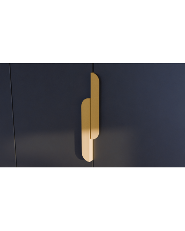Tirador de mueble dorado mate ZORIA alargado tirador de diseño visto de frente montado en un mueble